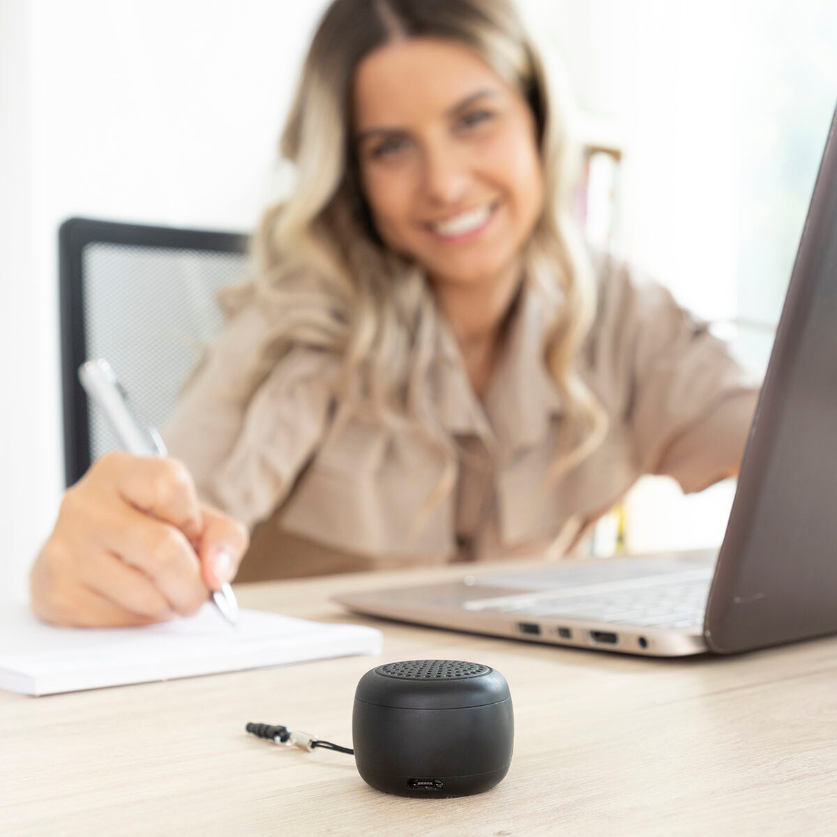 Mini Bluetooth Lautsprecher – Tragbarer kabelloser Lautsprecher mit Mikrofon & Selfie-Funktion